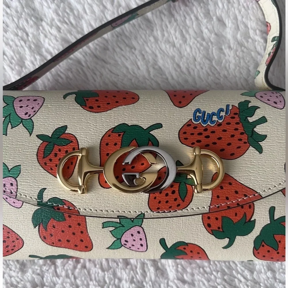 SOLDโค๏ธ ๐GUCCI Strawberry Print Zumi Leather Mini Shoulder Bag Cream & Red - Picture 4 of 11